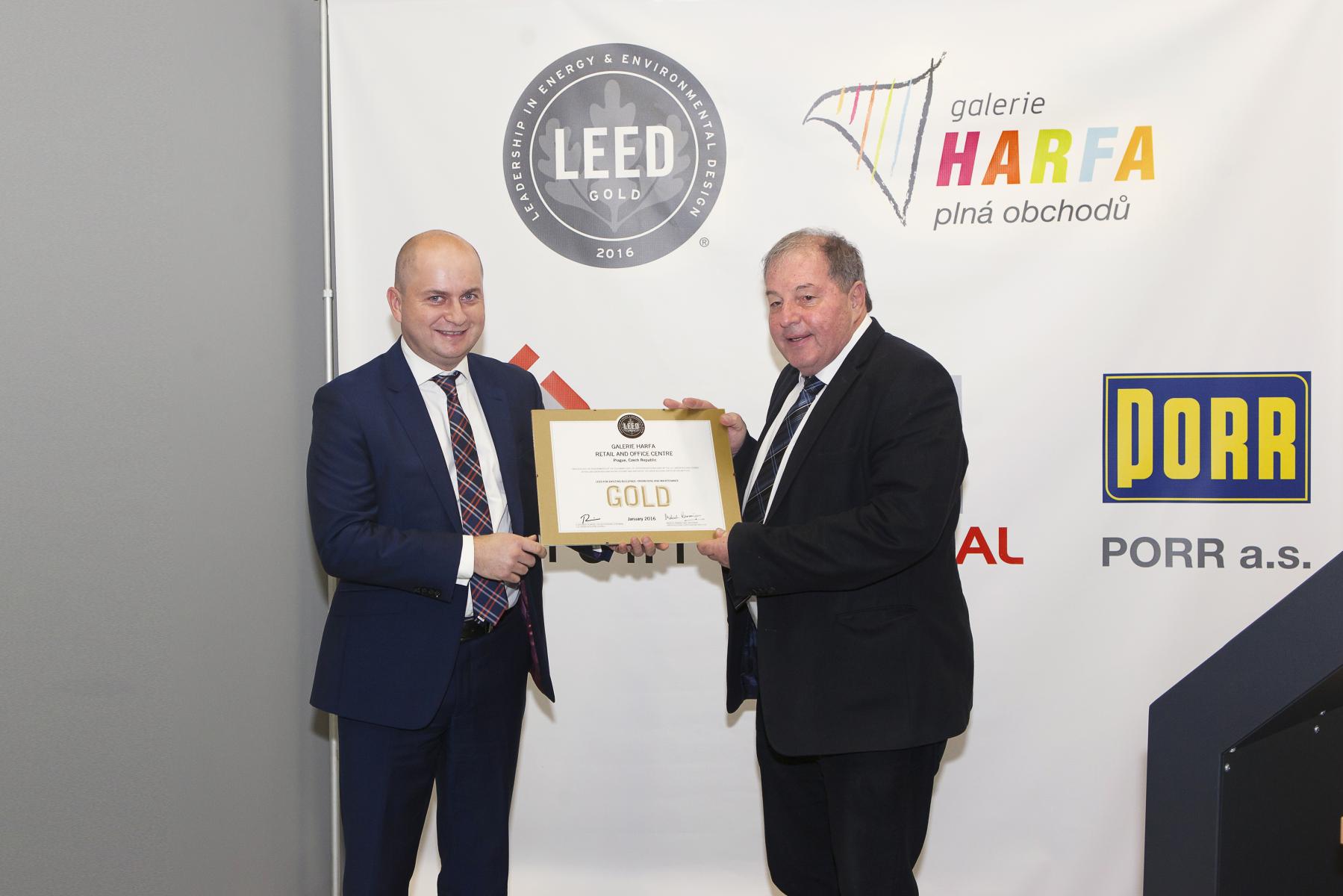/uploads/posts/24b0269079d9795d395c0afc00844a58b6658492/images/Galerie_Harfa_predani_certifikatu_LEED_Gold.jpg