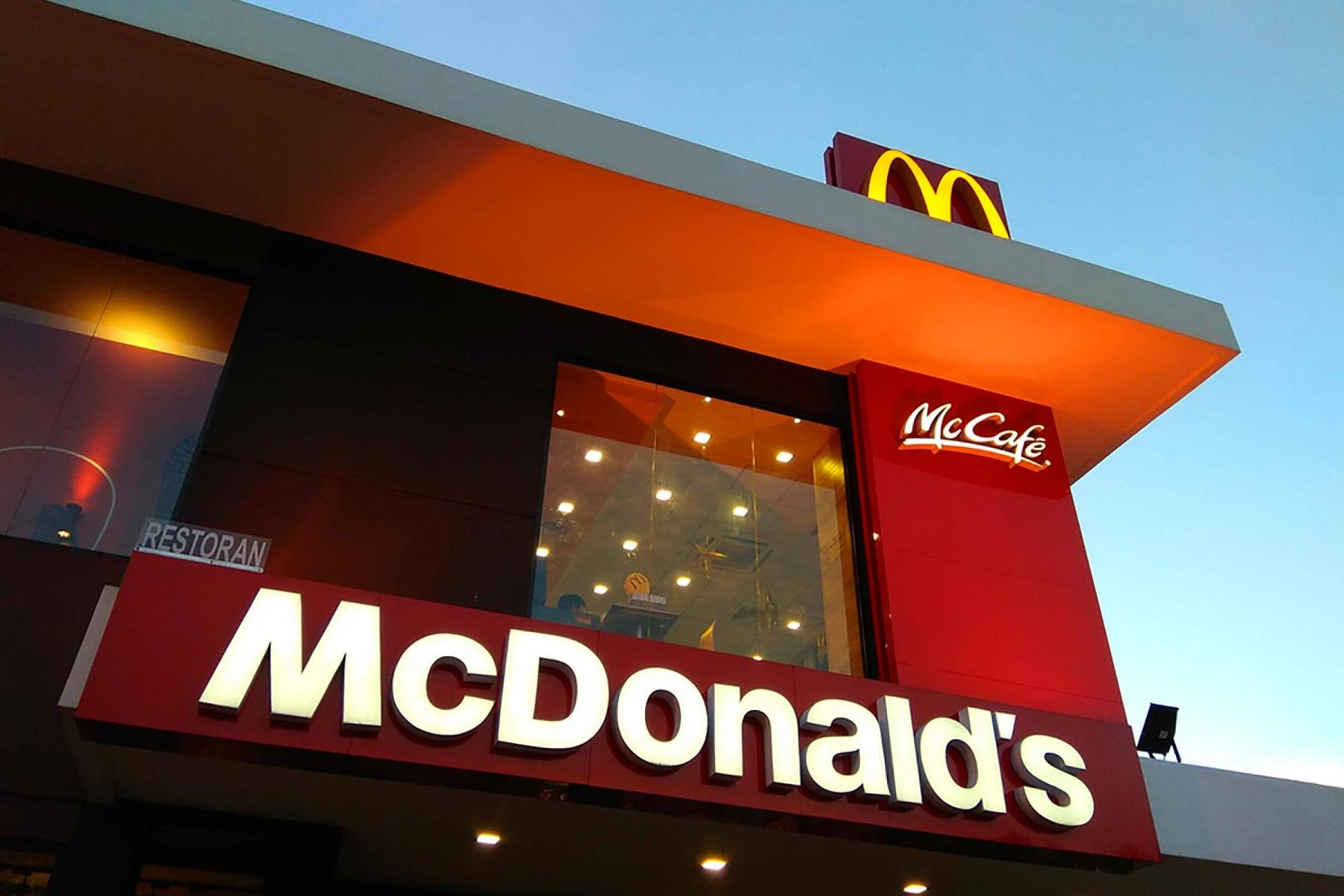 /uploads/posts/817eefd2640a2af98bf2e2097e6716fc04962009/images/01_macdonalds_countries-that-have-banned-mcdonald-s_678182368-editorial-ty-lim.jpg