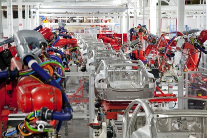 /uploads/posts/83a1592bad782783102d02e4837ed1d5d7256165/images/roboti-vyrabeji-elektromobily-tesla-model-s-v-tova.png