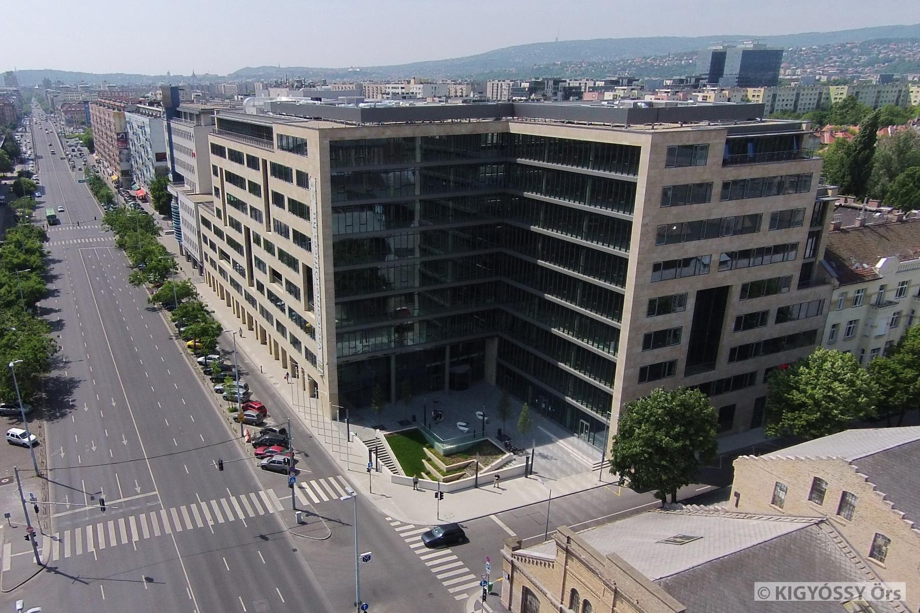 /uploads/posts/b646c7e0e9c787b1e8e11daa8239d265f5382772/images/Vaci_Corner_Offices_Budapest.jpg