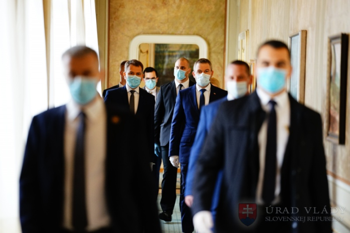 /uploads/posts/f2baf703d17c6a488c54754fe400a0853e0e9897/images/SlovakGovt.png